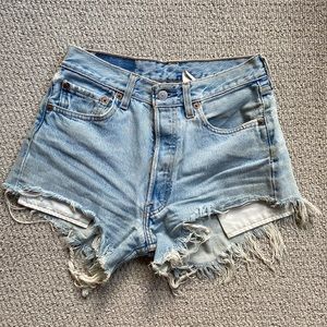 The perfect Levi’s summer jean shorts